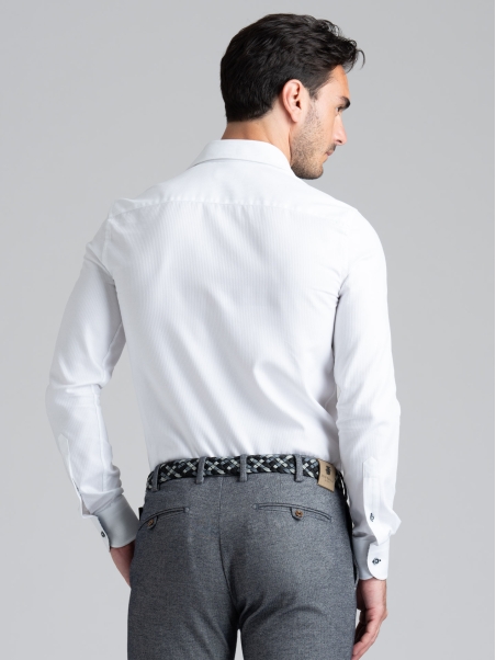 Camisa blanca de hombre en tejido a rayas