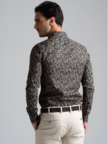 Camisa regular de caballero con estampado geométrico y cuello abotonado