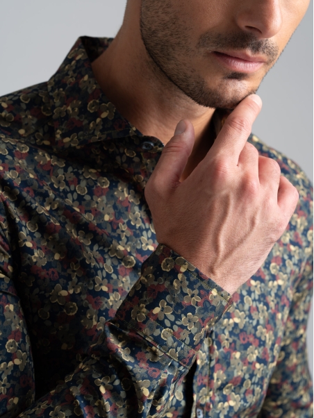 Camisa regular de caballero con estampado geométrico y cuello abotonado