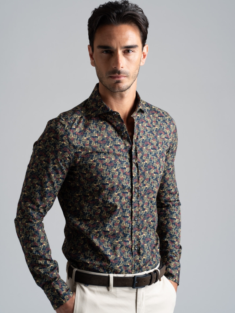 Camisa regular de caballero con estampado geométrico y cuello abotonado