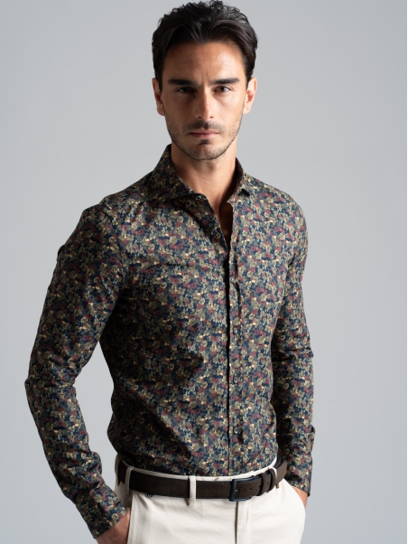 Camisa regular de caballero con estampado geométrico y cuello abotonado