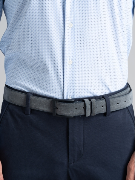 Cinturón masculino de ante con trabillas y hebilla en contraste