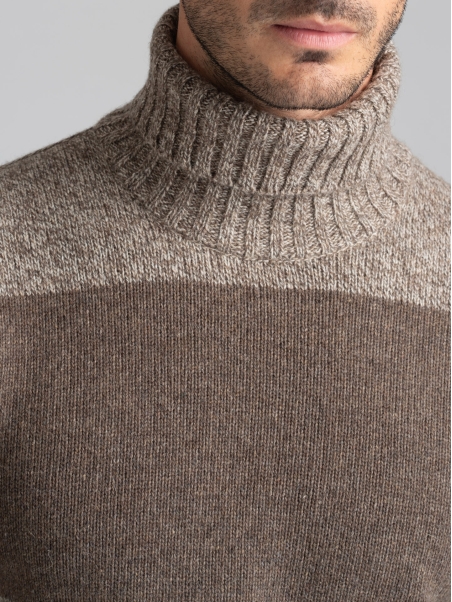 Jersey de hombre de cuello alto mouliné con inserciones en tono melange