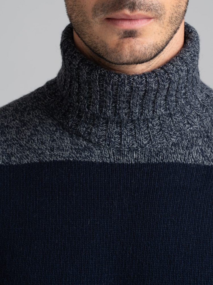 Jersey de hombre de cuello alto mouliné con inserciones en tono melange