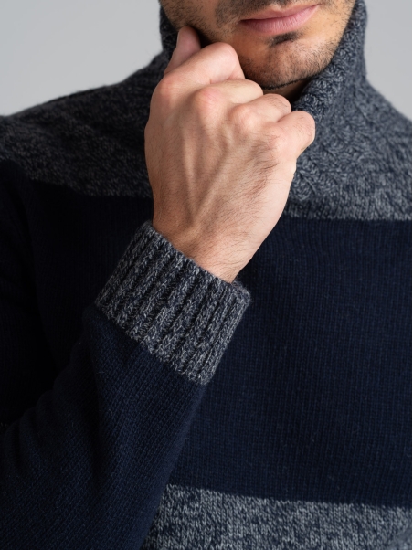 Jersey de hombre de cuello alto mouliné con inserciones en tono melange