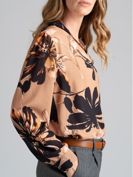Camisa de mujer con cuello chal y estampado floral