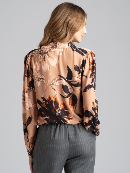 Camisa de mujer con cuello chal y estampado floral