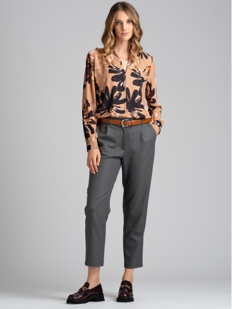 Camisa de mujer con cuello chal y estampado floral