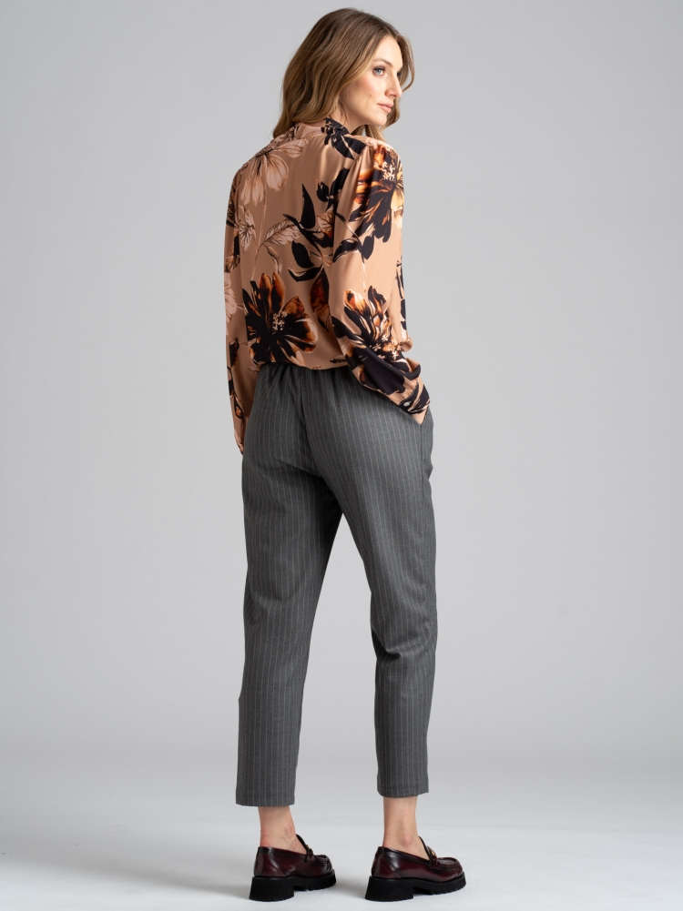 Camisa de mujer con cuello chal y estampado floral