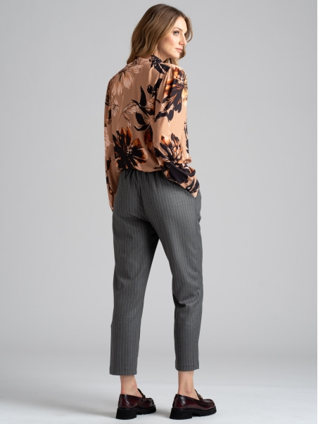Camisa de mujer con cuello chal y estampado floral