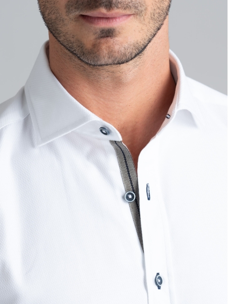 Camisa blanca blindada de caballero con cuello semifrancés