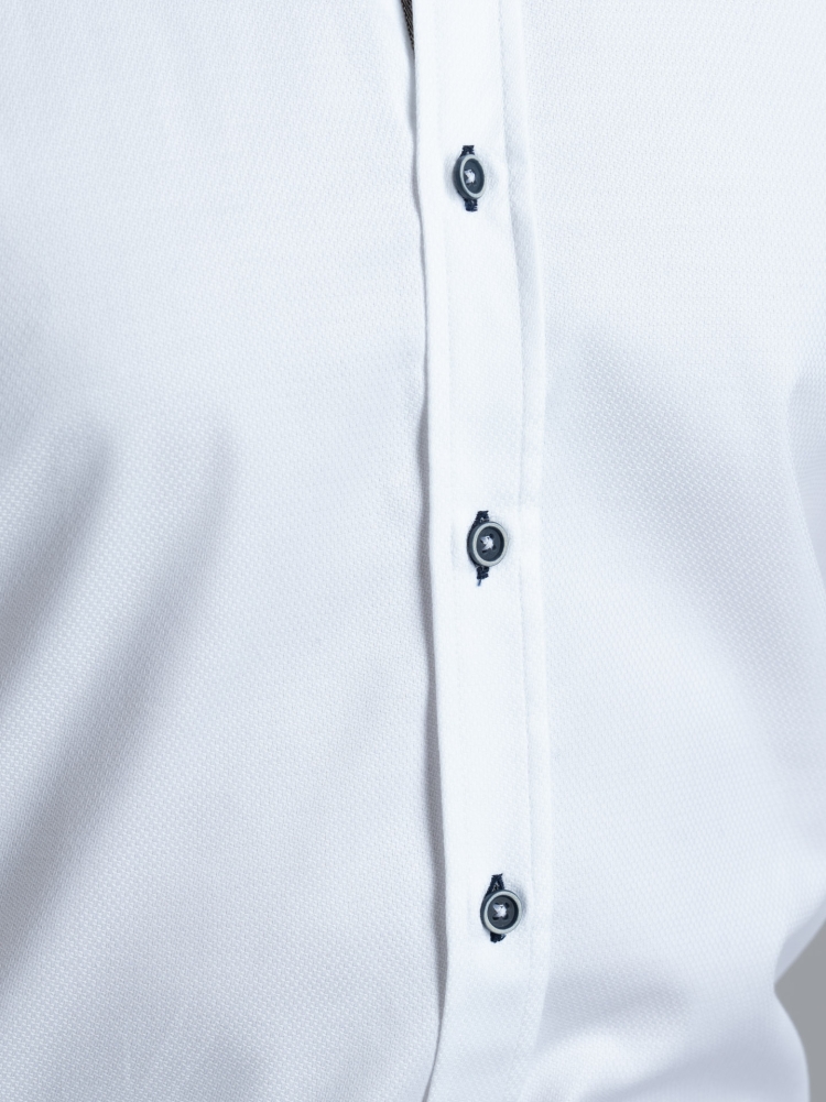 Camisa blanca blindada de caballero con cuello semifrancés