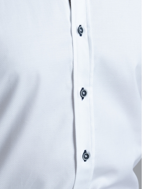 Camisa blanca blindada de caballero con cuello semifrancés