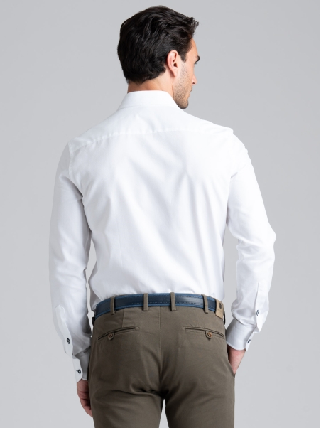 Camisa blanca blindada de caballero con cuello semifrancés
