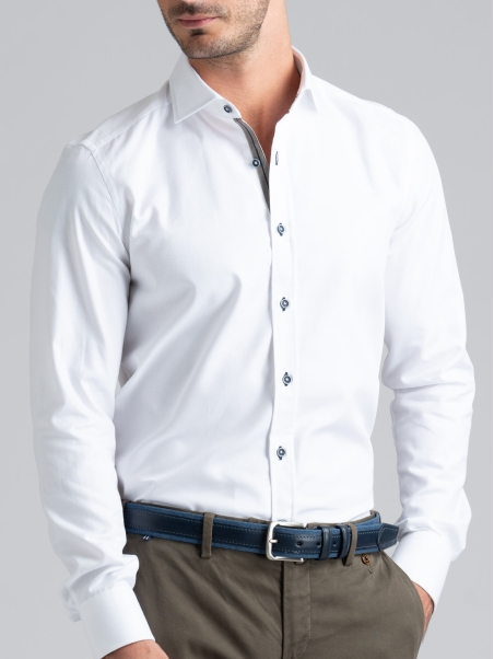 Camisa blanca blindada de caballero con cuello semifrancés