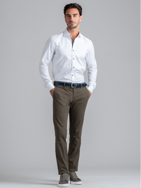 Camisa blanca blindada de caballero con cuello semifrancés