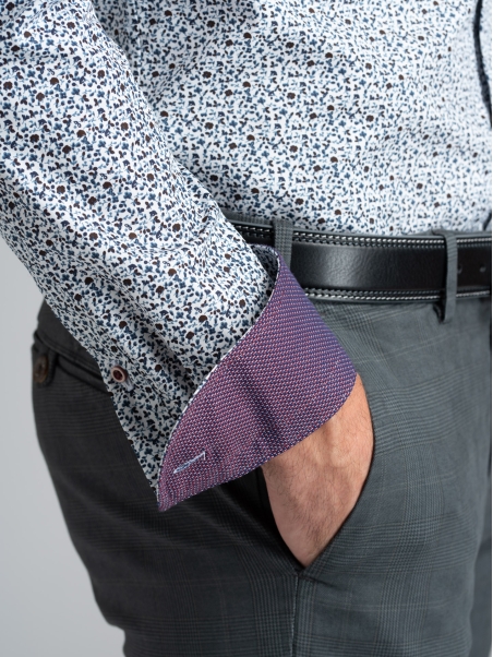 Camisa de caballero con estampado de microflores y cuello semifrancés
