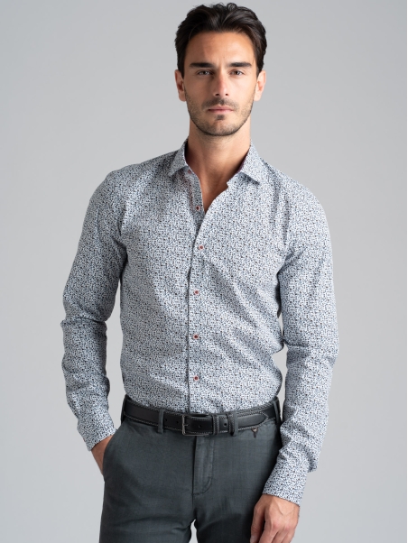 Camisa de caballero con estampado de microflores y cuello semifrancés
