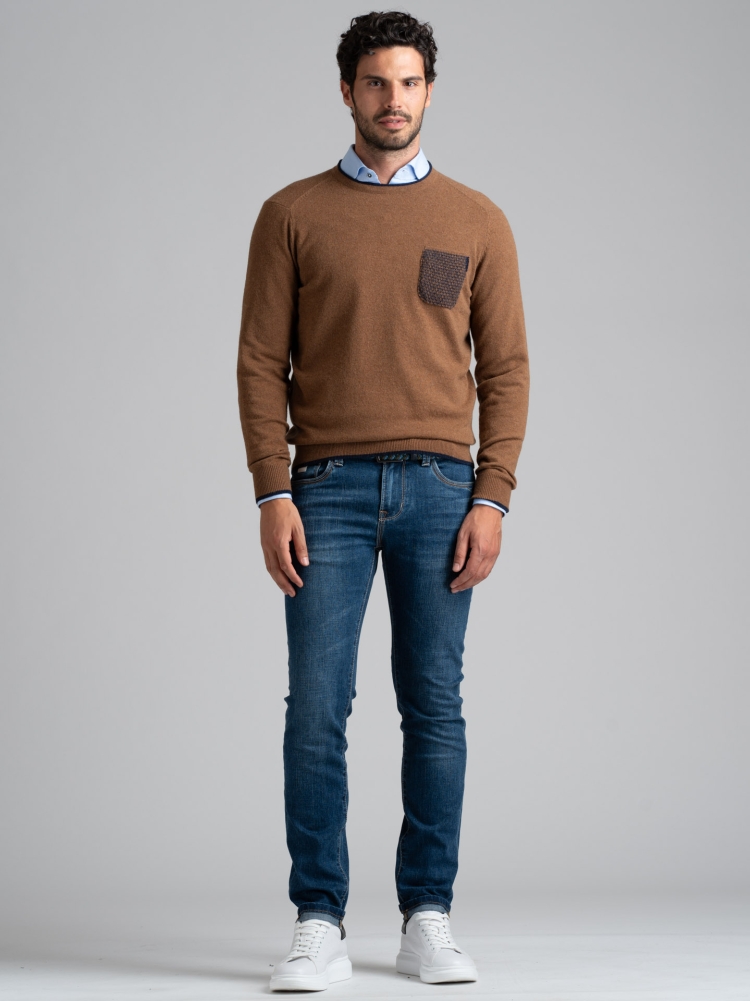Jersey de cuello redondo para hombre confeccionado en mezcla de lana de galga 12 con bolsillo