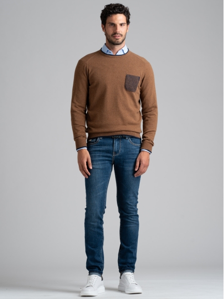 Jersey de cuello redondo para hombre confeccionado en mezcla de lana de galga 12 con bolsillo
