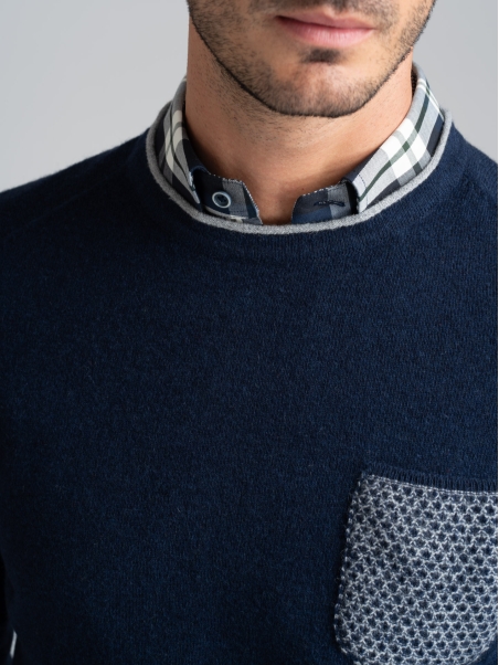 Jersey de cuello redondo para hombre confeccionado en mezcla de lana de galga 12 con bolsillo