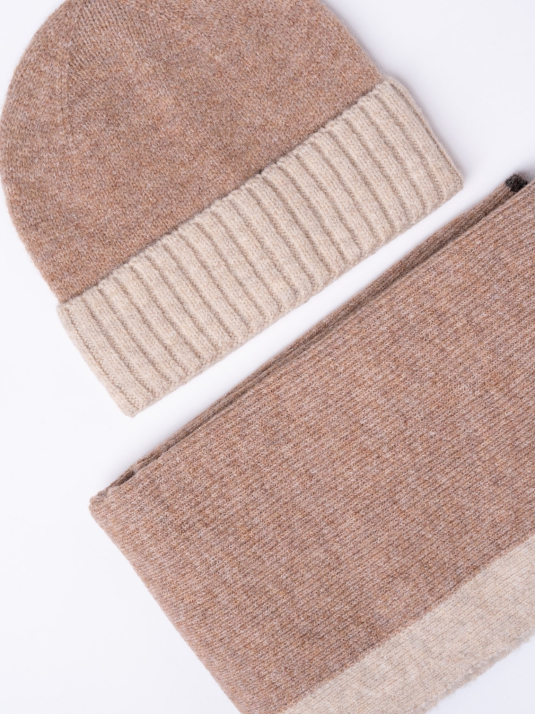 Gorro de hombre de lana afeitada con borde en contraste
