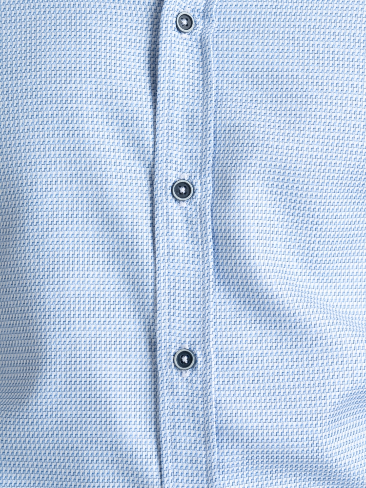 Camisa azul claro con estampado microgeométrico