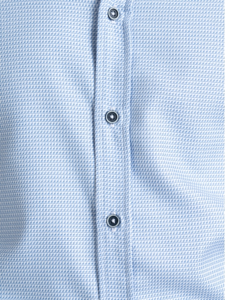 Camisa azul claro con estampado microgeométrico