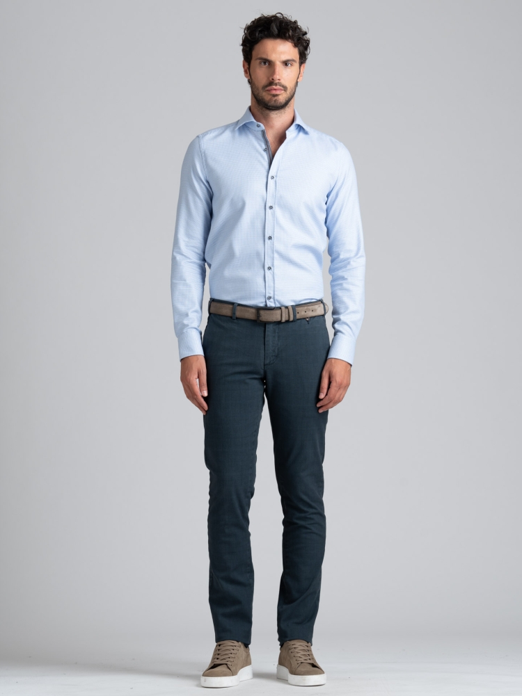 Camisa azul claro con estampado microgeométrico