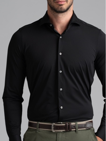 Camisa negra TECNO efecto satinado con cuello semifrancés para hombre