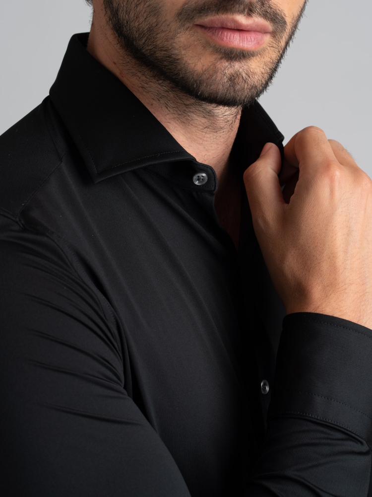 Camisa negra TECNO efecto satinado con cuello semifrancés para hombre