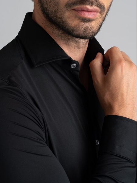 Camisa negra TECNO efecto satinado con cuello semifrancés para hombre