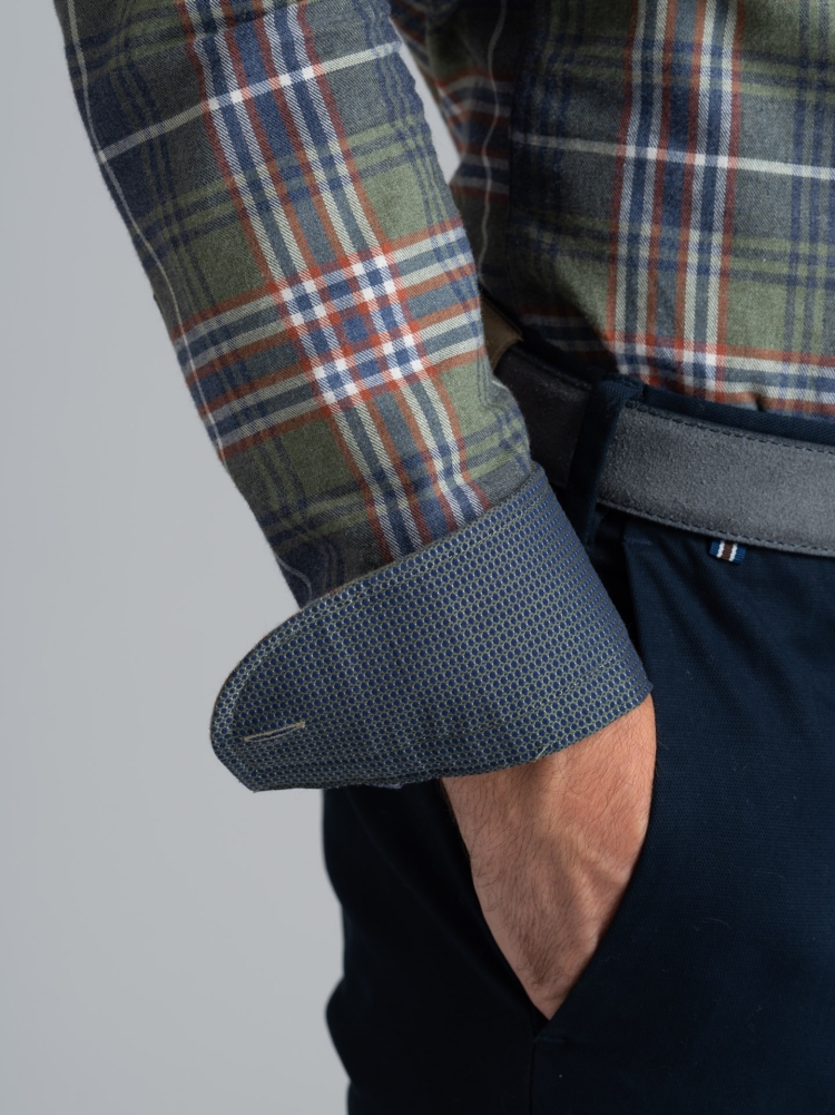Camisa de hombre de franela con estampado de madrás y cuello abotonado
