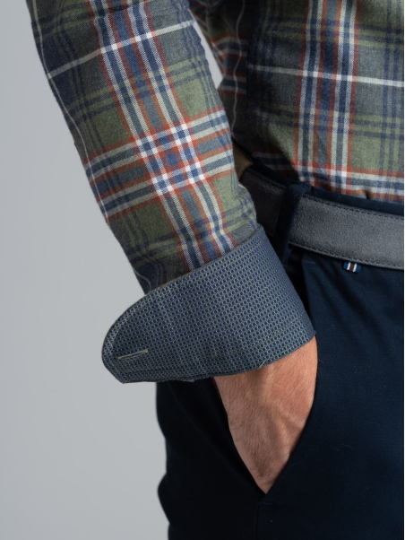 Camisa de hombre de franela con estampado de madrás y cuello abotonado