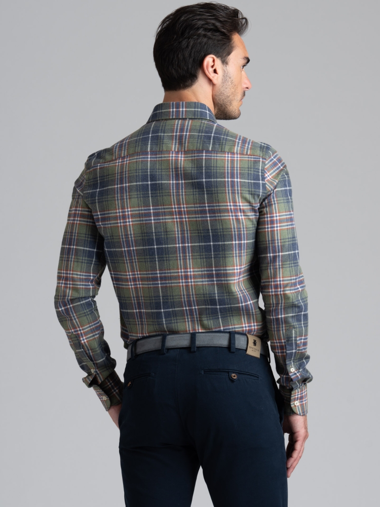 Camisa de hombre de franela con estampado de madrás y cuello abotonado