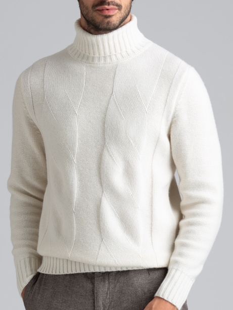 Jersey de hombre de cuello alto con maxi trenza