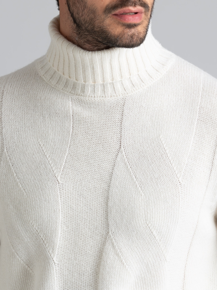 Jersey de hombre de cuello alto con maxi trenza
