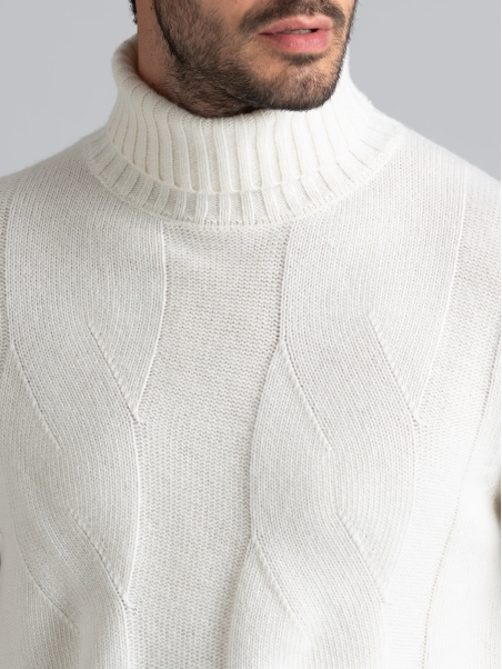 Jersey de hombre de cuello alto con maxi trenza
