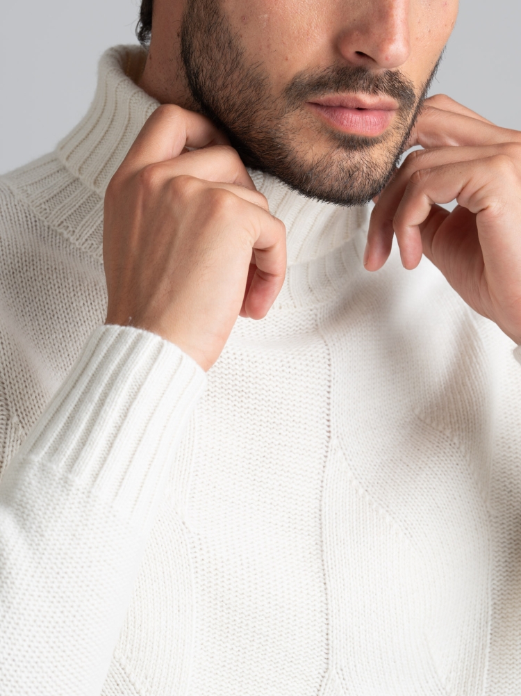 Jersey de hombre de cuello alto con maxi trenza