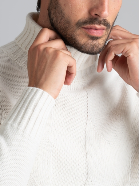 Jersey de hombre de cuello alto con maxi trenza