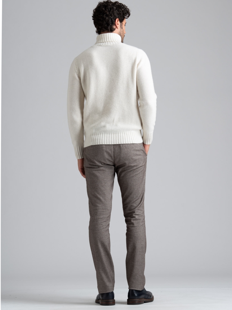 Jersey de hombre de cuello alto con maxi trenza