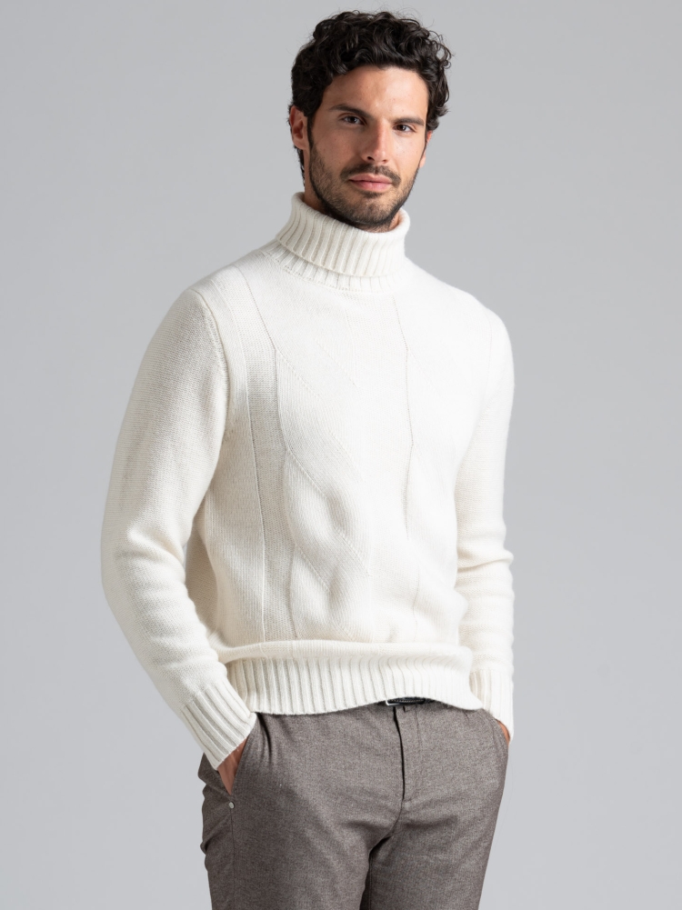 Jersey de hombre de cuello alto con maxi trenza