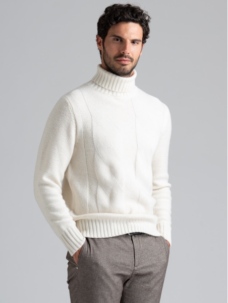 Jersey de hombre de cuello alto con maxi trenza