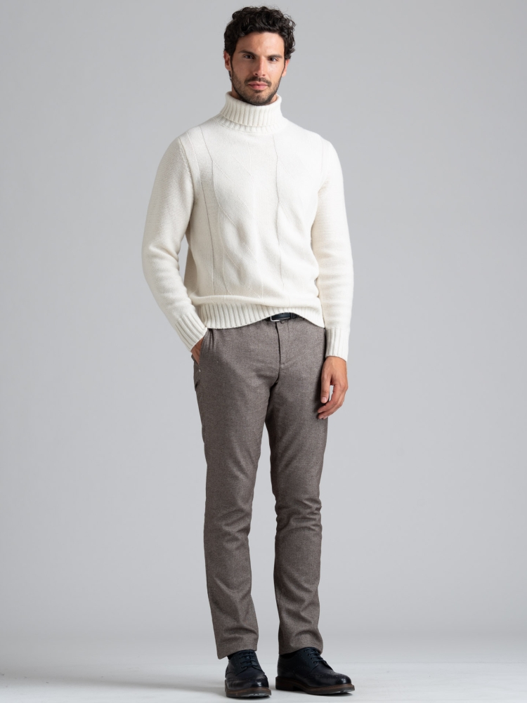 Jersey de hombre de cuello alto con maxi trenza