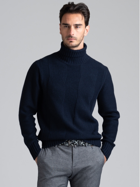 Jersey de hombre de cuello alto con maxi trenza