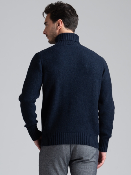 Jersey de hombre de cuello alto con maxi trenza