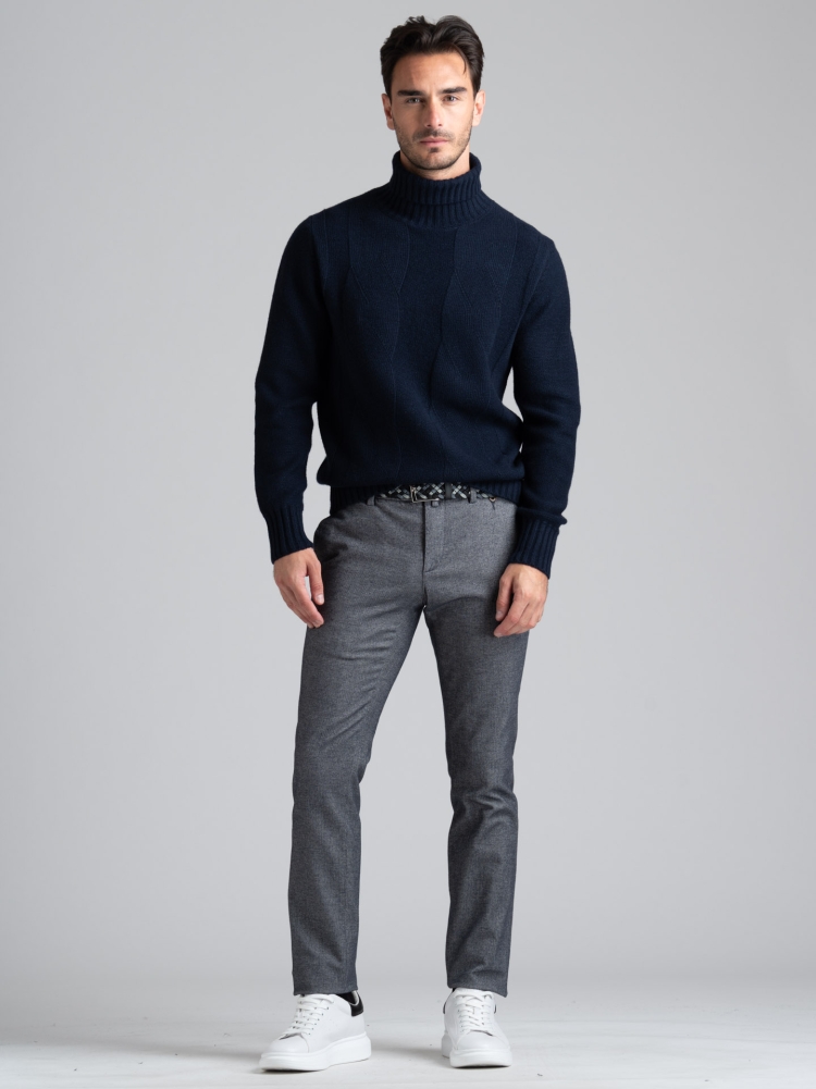 Jersey de hombre de cuello alto con maxi trenza