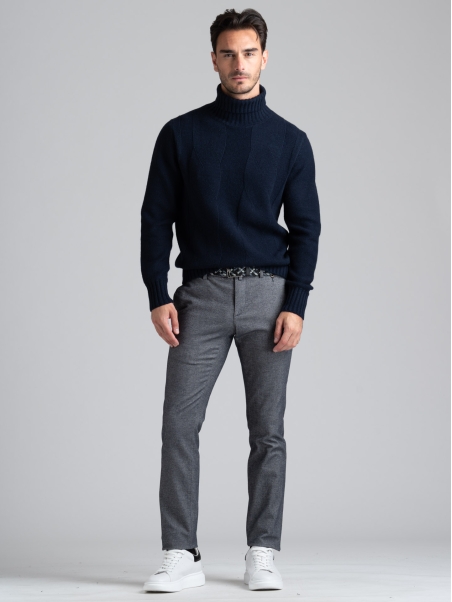 Jersey de hombre de cuello alto con maxi trenza