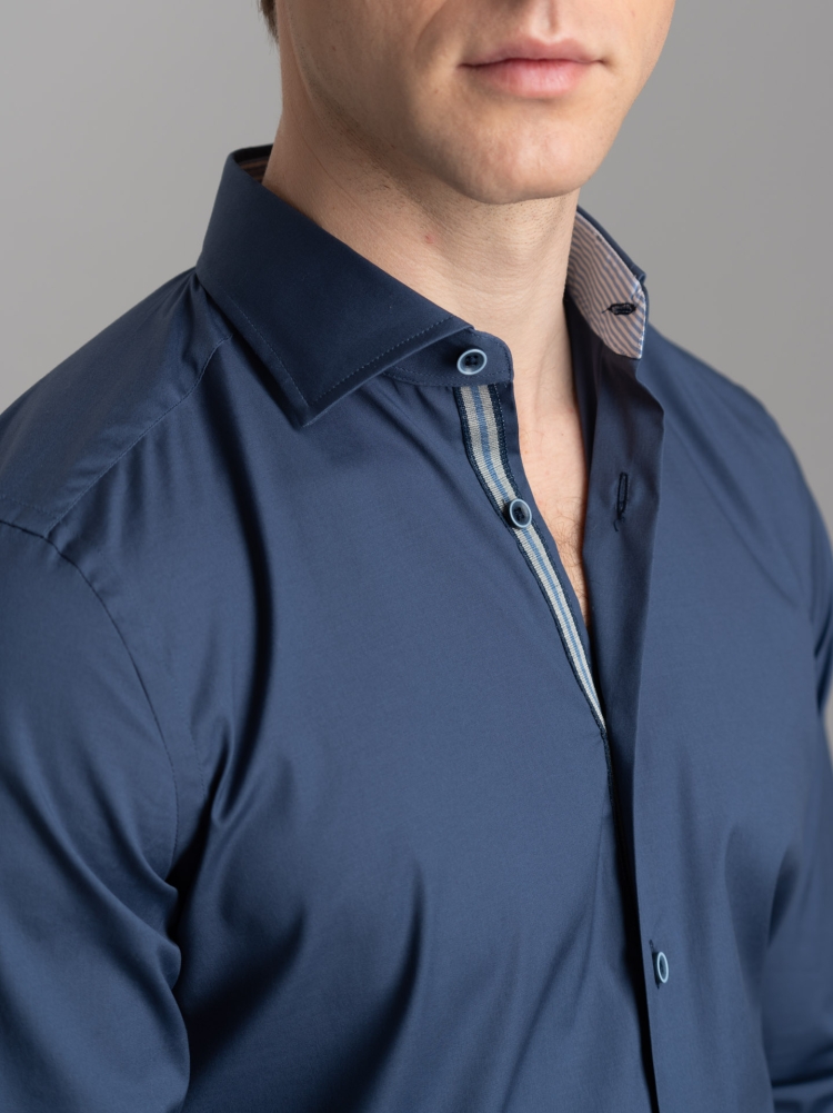 Camisa de popelina azul para hombre con cuello semifrancés