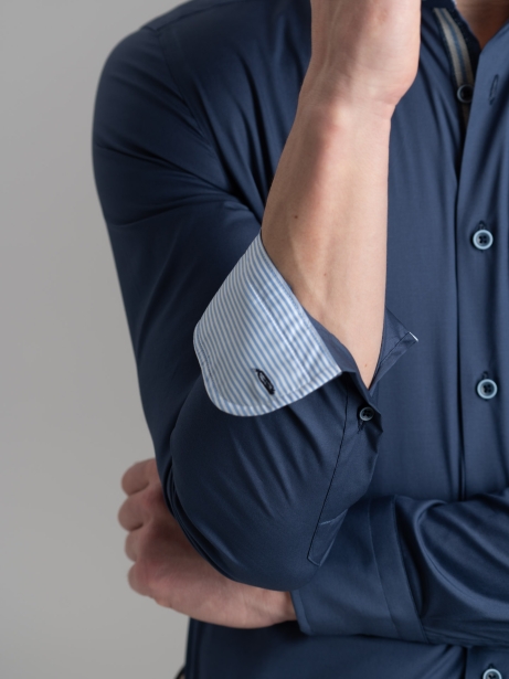 Camisa de popelina azul para hombre con cuello semifrancés 2